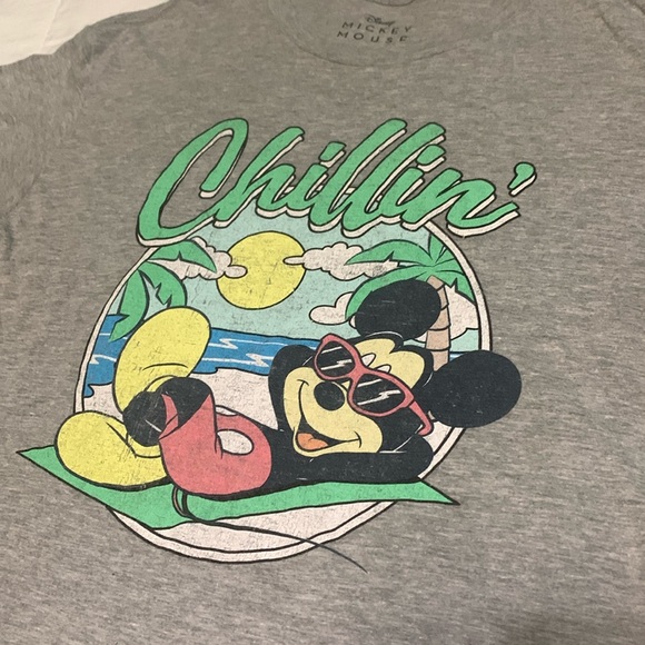 Disney Mickey Mouse Chillin T-Shirt - Picture 1 of 2